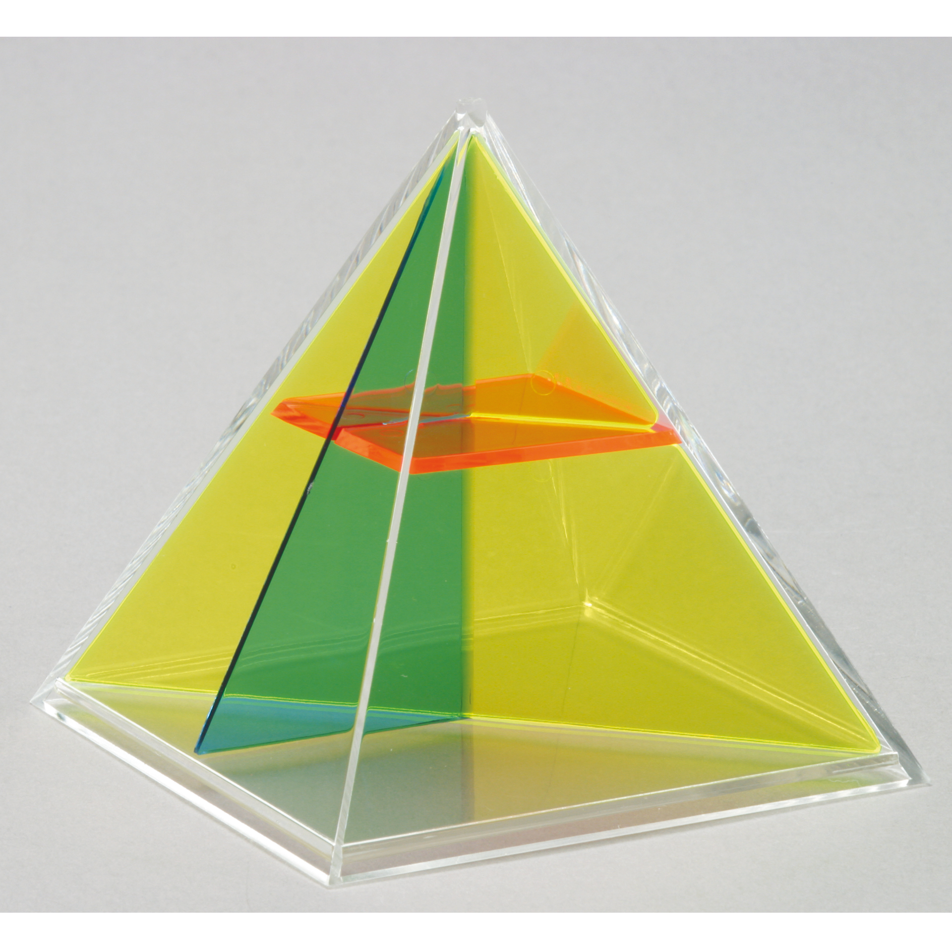 Pyramide mit Horizontal- und Vertikalschnitt | 92418