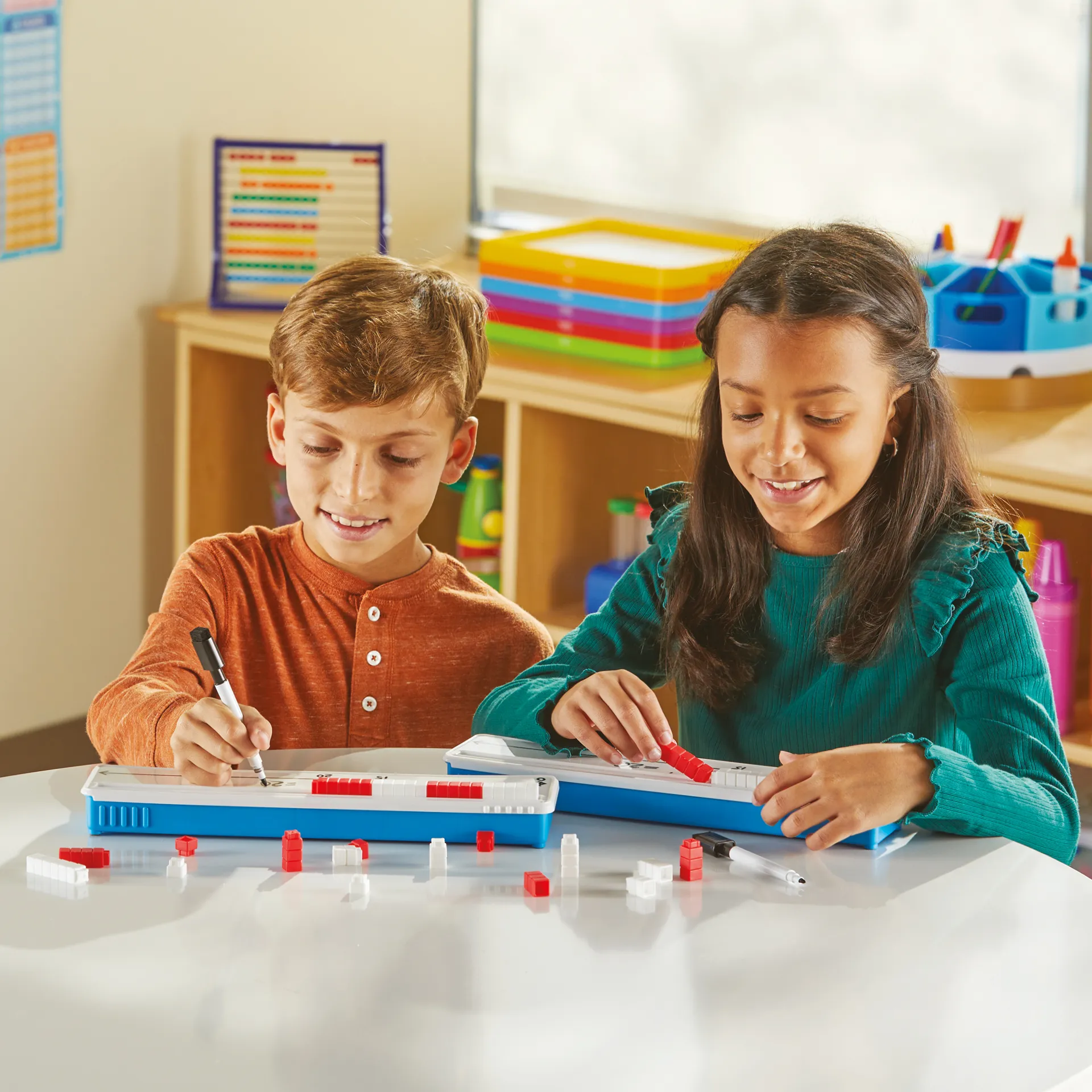 Blanko-Zahlenstrahl mit Rechen-Steinchen rot-weiß, 52-tlg.