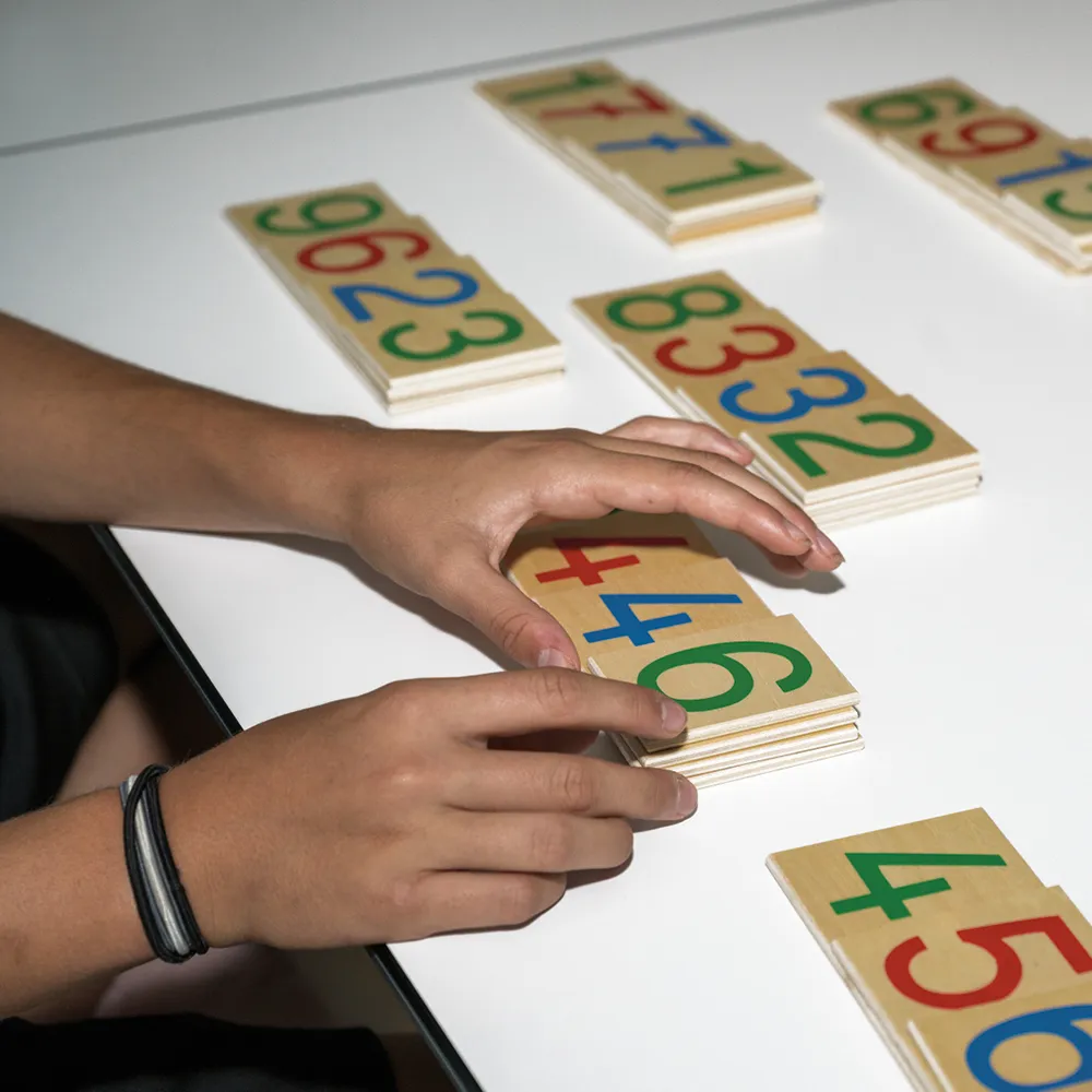 TimeTEX Hölzerne Zahlenkarten 1-9.000, groß, im Kasten "Montessori Premium"