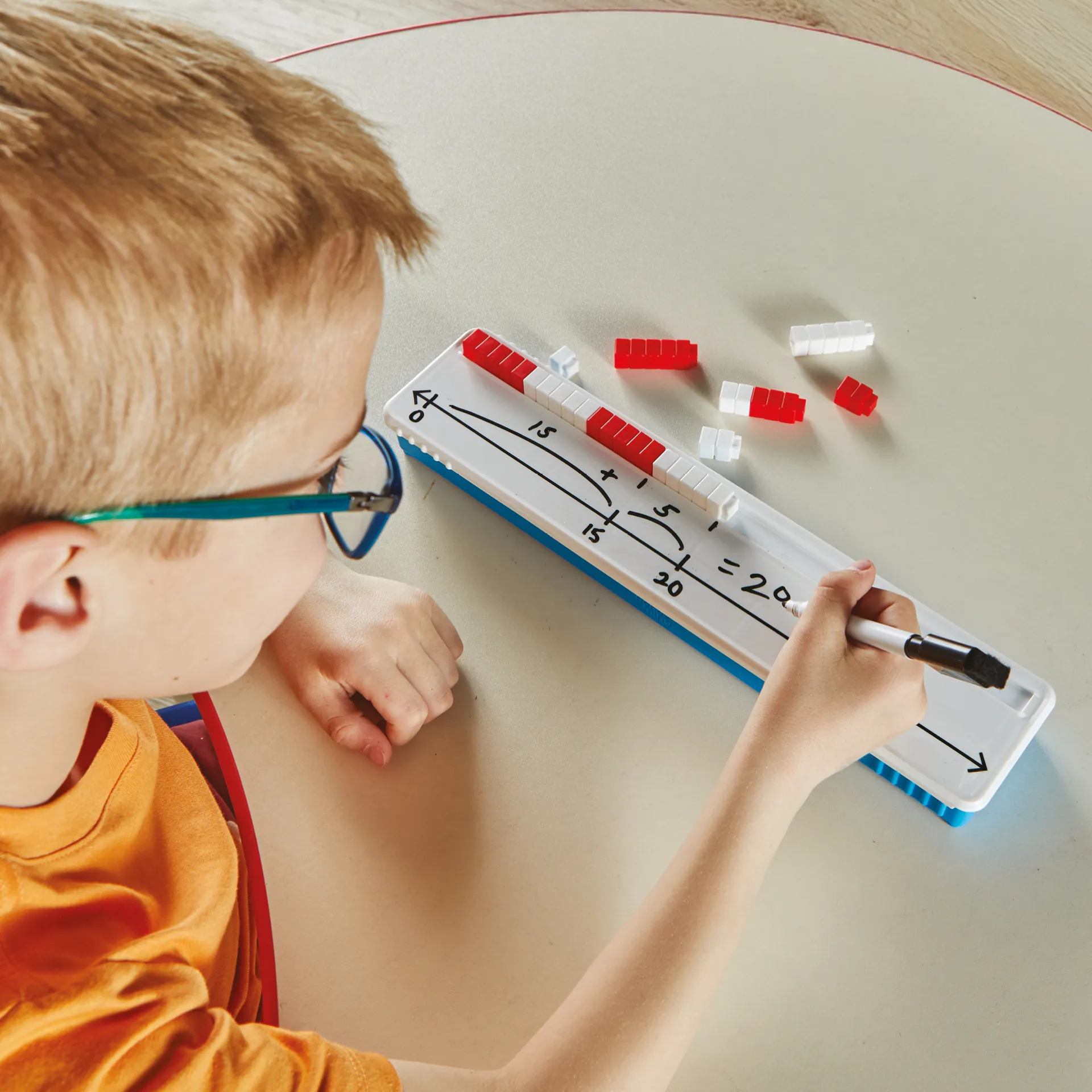 Blanko-Zahlenstrahl mit Rechen-Steinchen rot-weiß, 52-tlg.