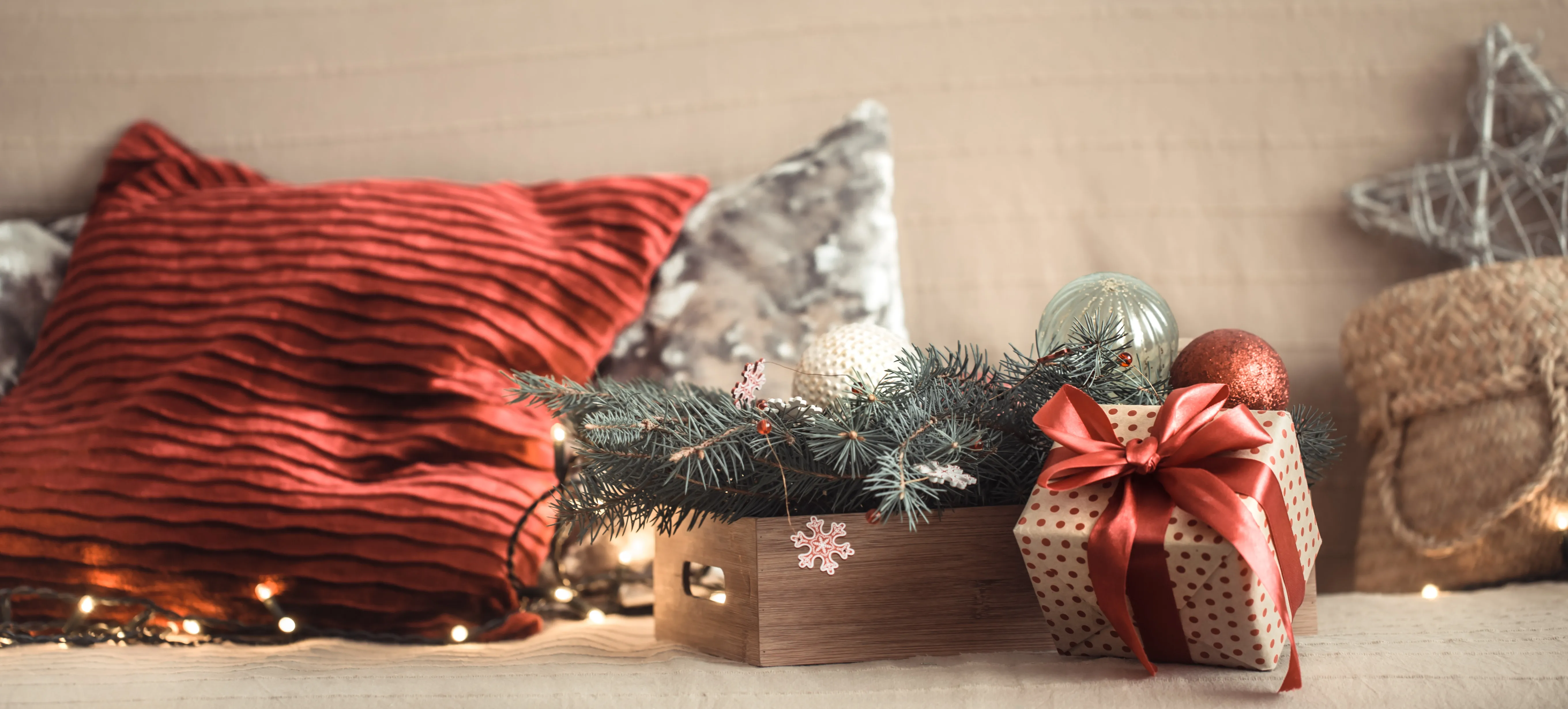 weihnachtsgeschenk-im-wohnzimmer-auf-dem-sofa