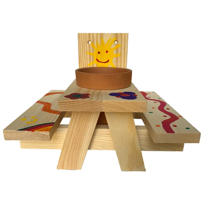 Kreativset Eichhörnchen-Picknicktisch