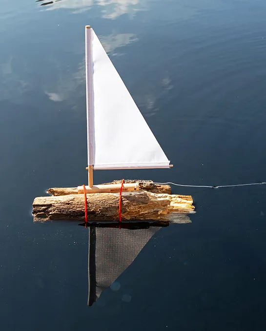 Ein kleines Segelboot treibt im Wasser