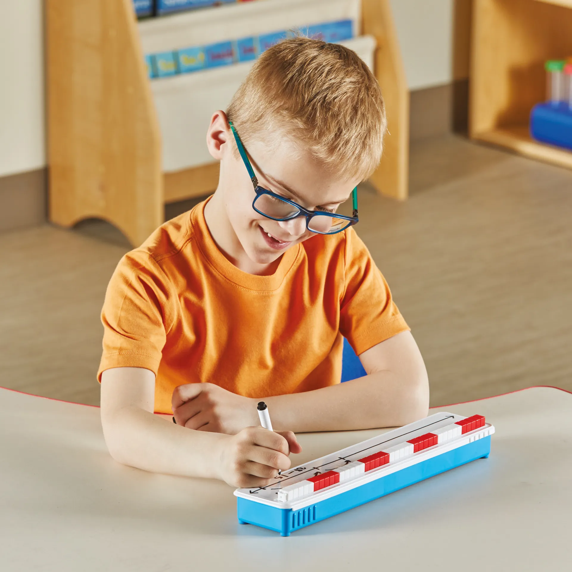 Blanko-Zahlenstrahl mit Rechen-Steinchen rot-weiß, 52-tlg.