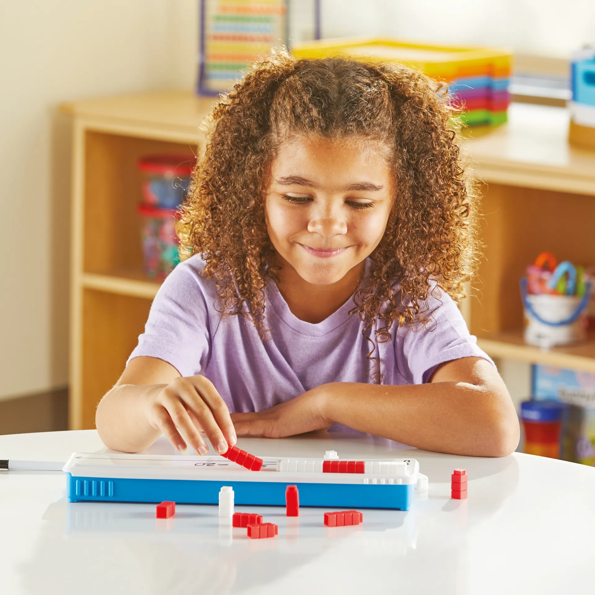 Blanko-Zahlenstrahl mit Rechen-Steinchen rot-weiß, 52-tlg.