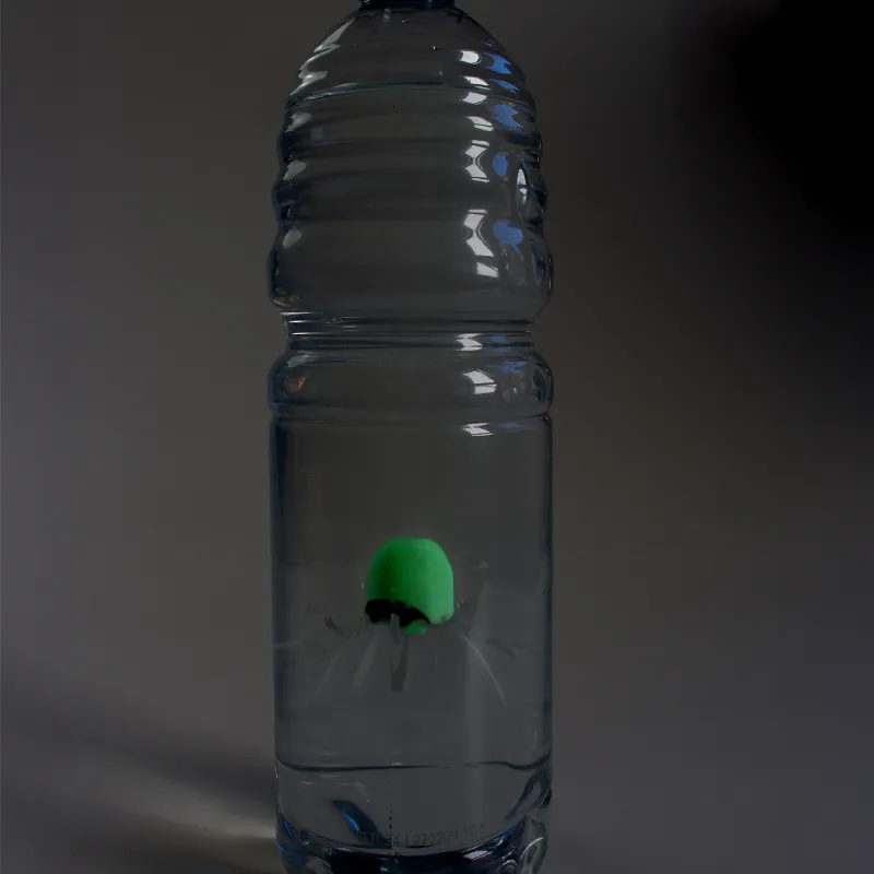 Lumineszierender Flaschentaucher