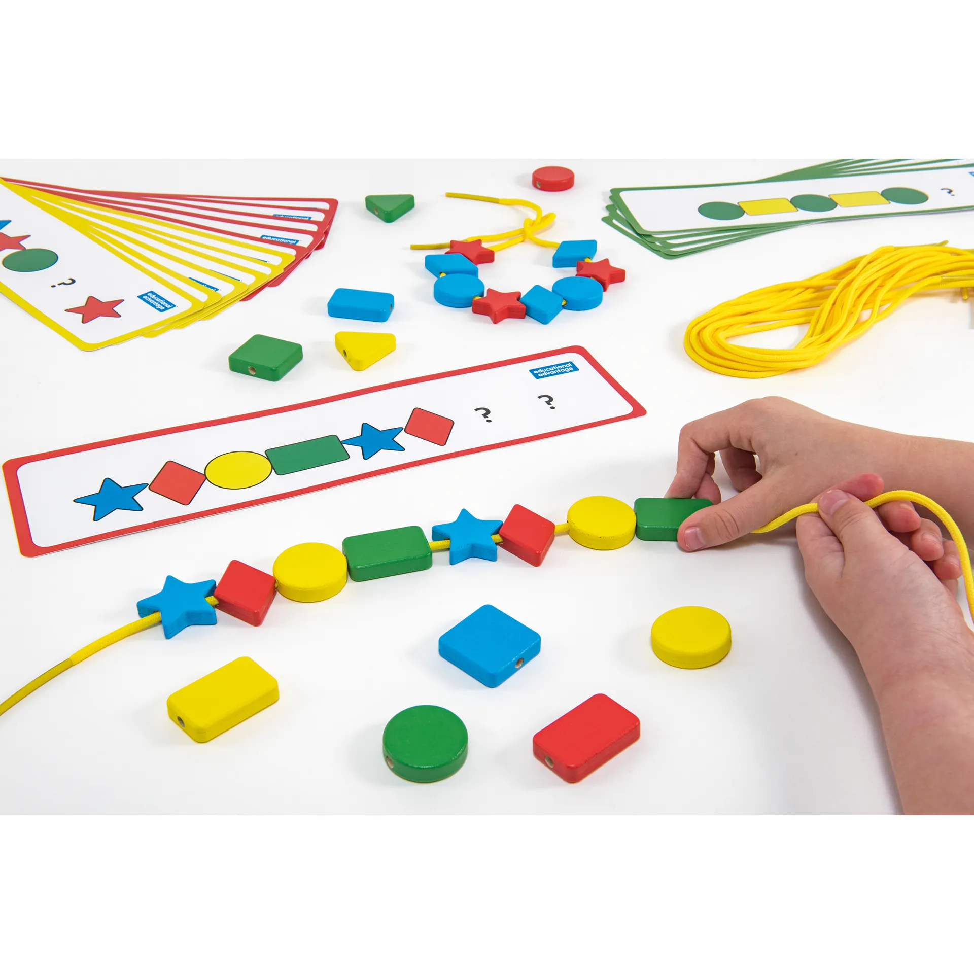 Fädelspiel "Geometrische Formen", 84-tlg.