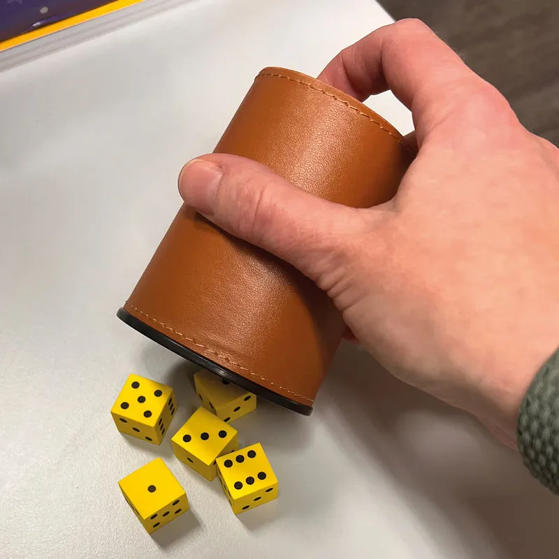 Würfel-Becher aus Kunstleder, 90x75 mm